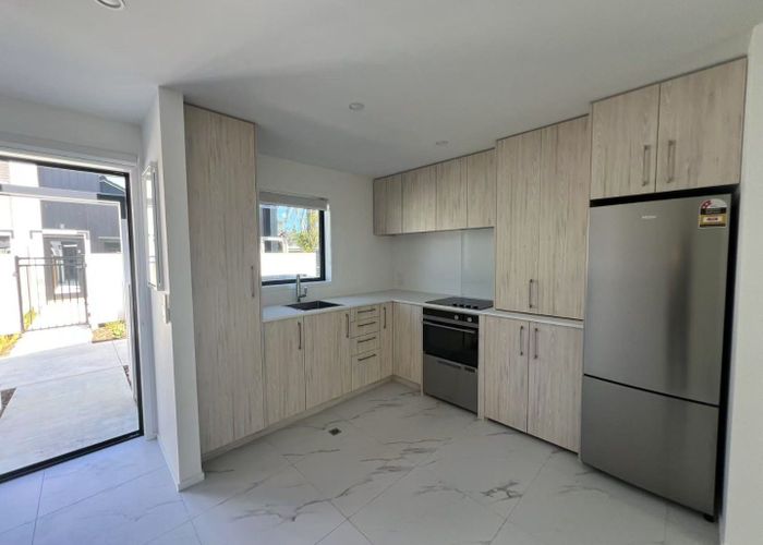  at 8/23 Awaroa Road, Sunnyvale, Waitakere City, Auckland