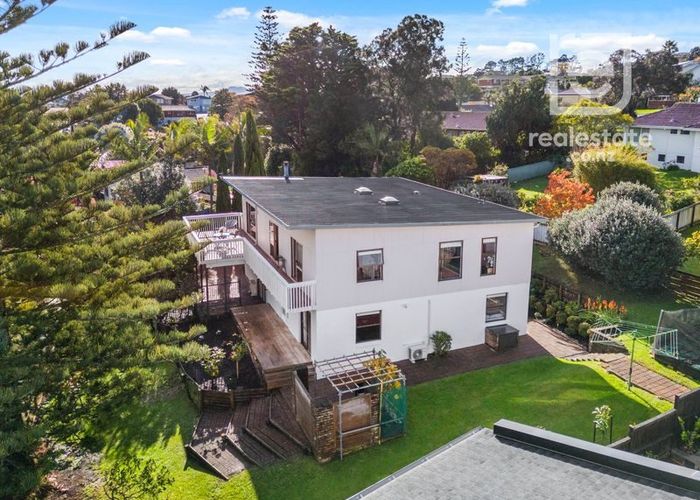  at 10 Pine Terrace, Howick, Auckland