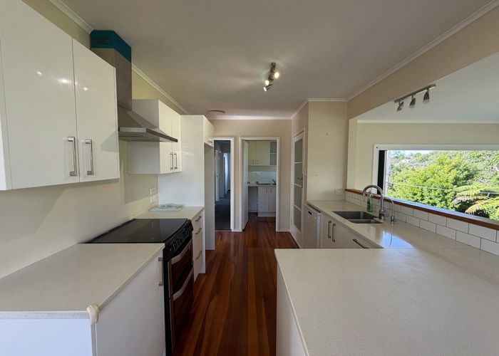  at 52 Normanton Street, Glenfield, Auckland