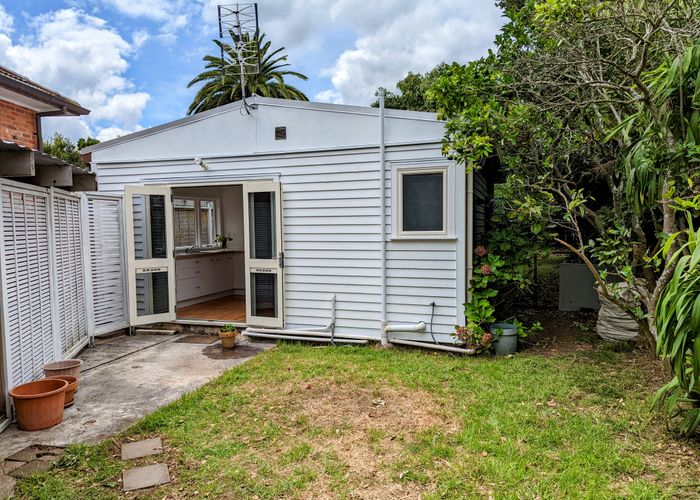  at 8 Boyd Avenue, Mangere Bridge, Auckland