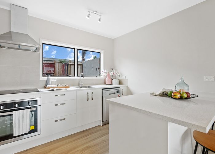  at 2/24 Copley Street, New Lynn, Auckland