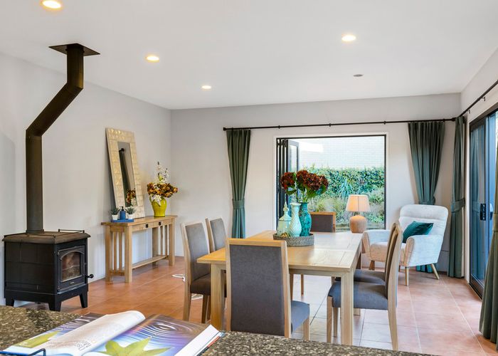  at 71 Rising Parade, Fairview Heights, Auckland