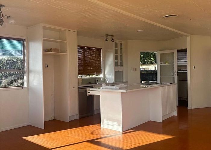  at 91 Sunnyside Road, Sunnyvale, Auckland