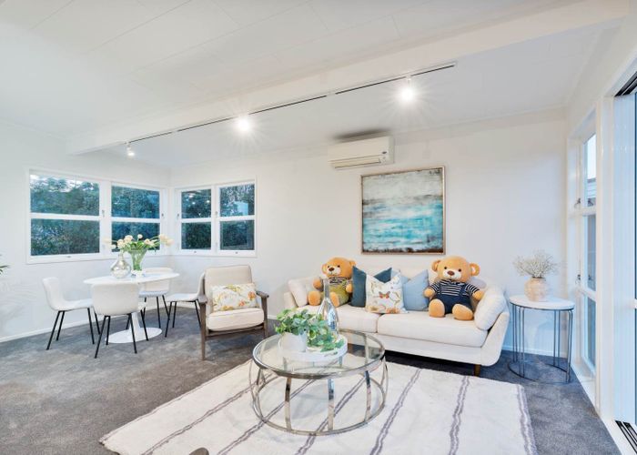  at 27  Cyclarama Crescent, Massey, Waitakere City, Auckland