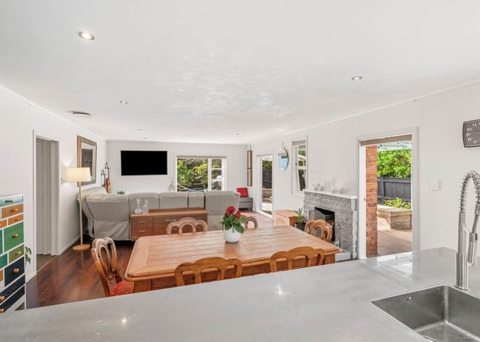  at 4 Kennedy Avenue, Forrest Hill, North Shore City, Auckland