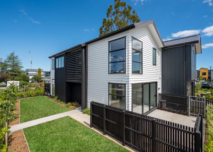  at 32 Swanson Road, Western Heights, Waitakere City, Auckland