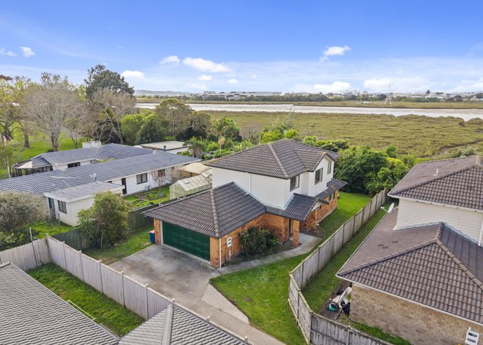  at 33 Riverglade Parkway, Te Atatu South, Waitakere City, Auckland