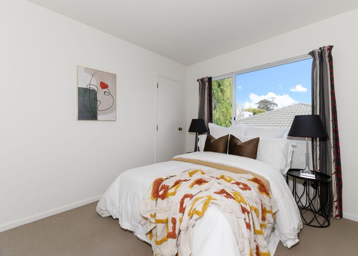  at 2/152 Sunset Road, Unsworth Heights, North Shore City, Auckland