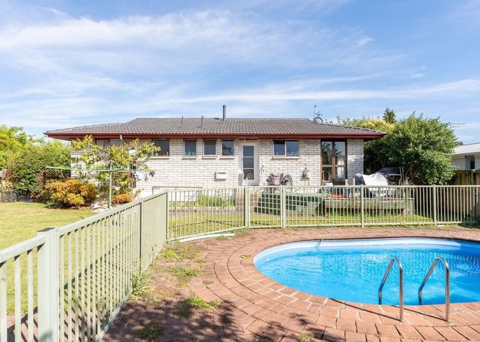  at 4 Lansdowne Crescent, Glenview, Hamilton