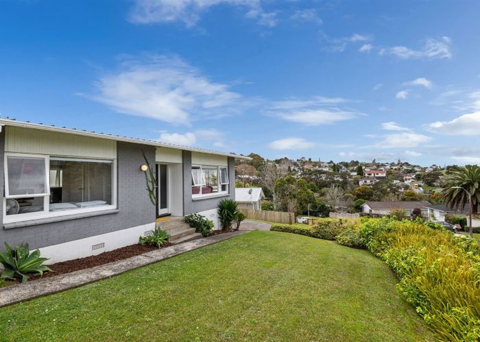  at 2/58 Girrahween Drive, Totara Vale, Auckland
