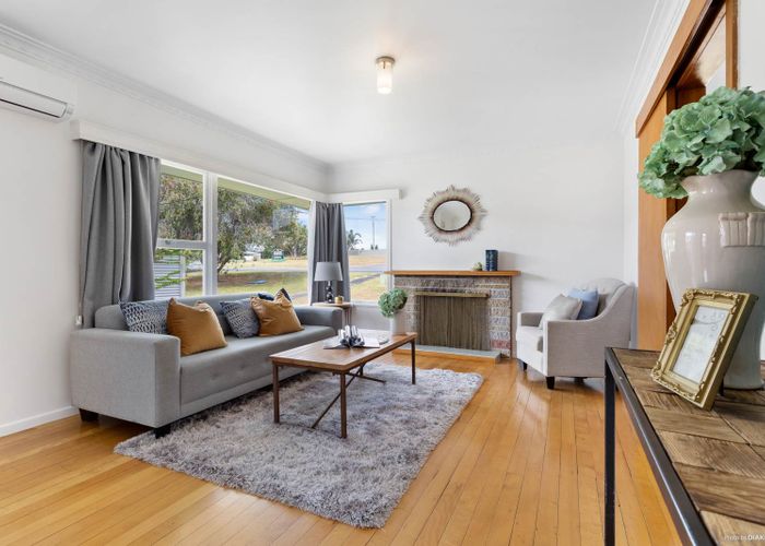  at 1/619 Beach Road, Rothesay Bay, Auckland