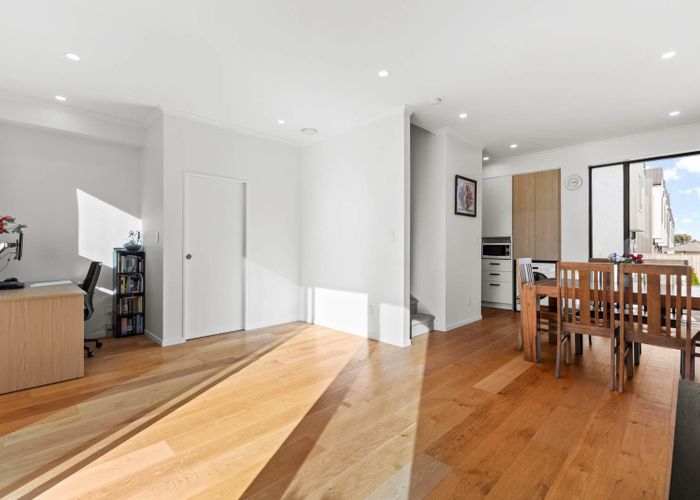  at 32 Waipuhinui Way, Manukau, Manukau City, Auckland