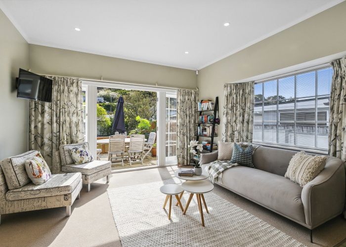  at 73 Oxford Street, Tawa, Wellington