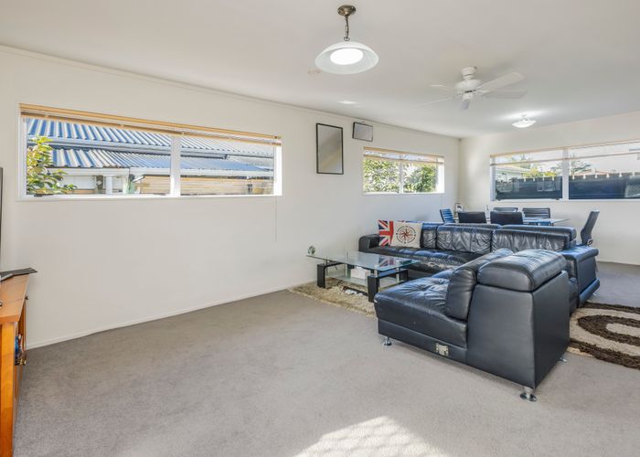  at 2/15 Rosebank Road, Papatoetoe, Auckland