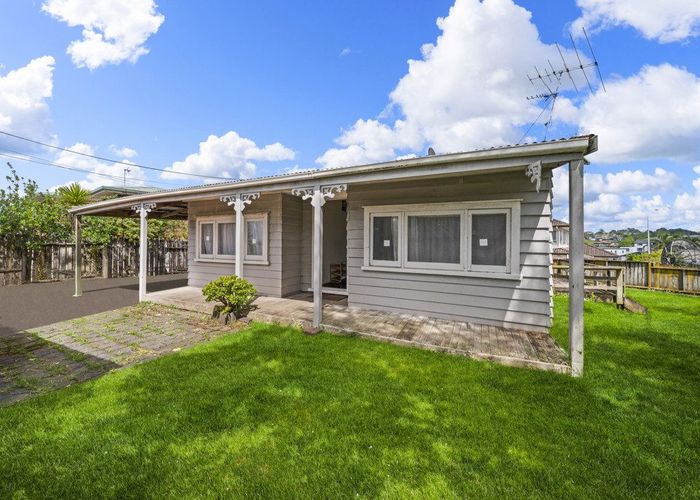  at 942 East Coast Road, Northcross, North Shore City, Auckland