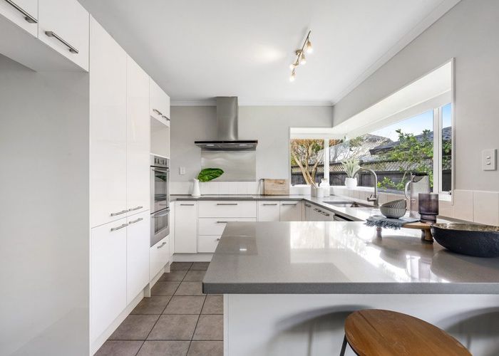  at 20 John Lister Close, Golflands, Auckland