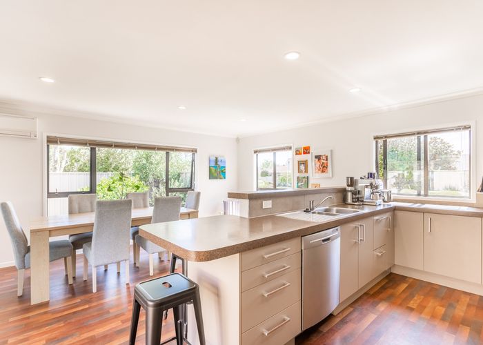 Free property data for 38 Simpson Crescent, Raumati Beach, Paraparaumu