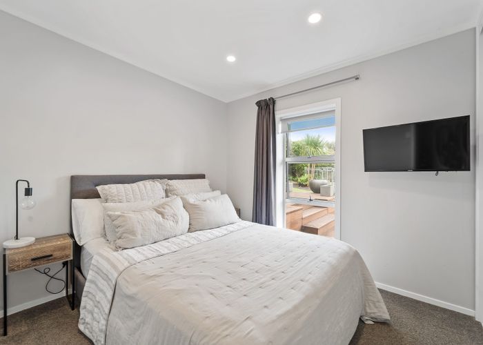  at 2/18 Parr Terrace, Castor Bay, Auckland