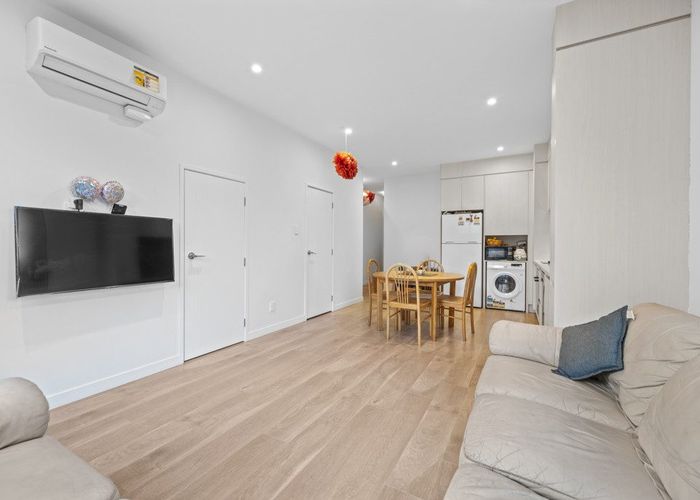  at 5E Beach Road, Te Atatu Peninsula, Waitakere City, Auckland