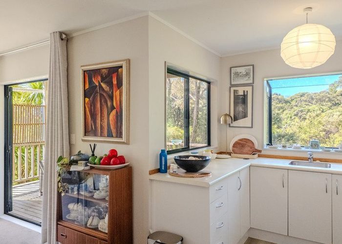  at 10 Hobson Terrace, Onetangi, Waiheke Island, Auckland