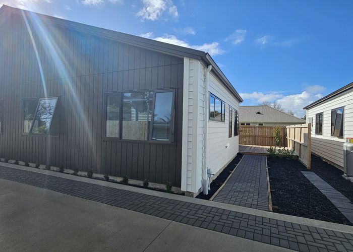  at 2/62 Woodside Road, Massey, Waitakere City, Auckland