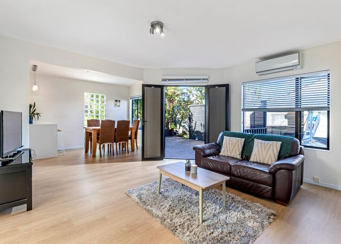  at 1/2 Deverell Place, Northcross, Auckland