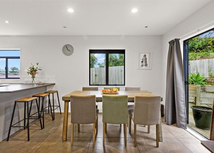  at 2/33 Waipa Street, Birkenhead, Auckland