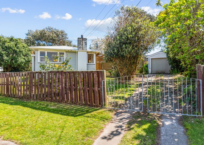 Free property data for 8 Clarkes Crescent, Paekakariki homes.co.nz