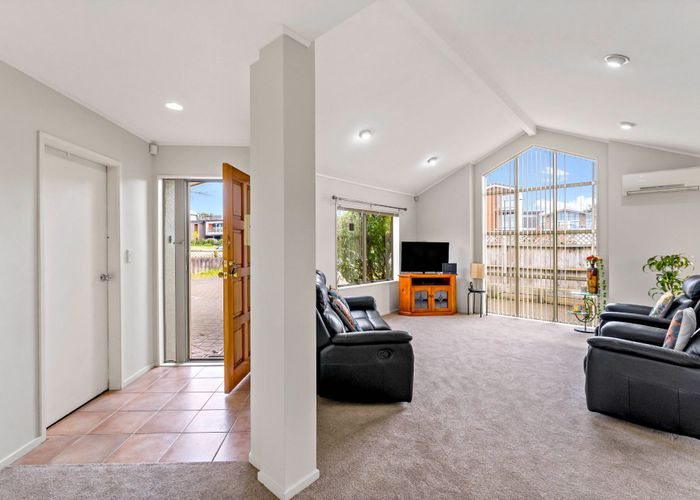  at 1/238 Botany Road, Golflands, Manukau City, Auckland