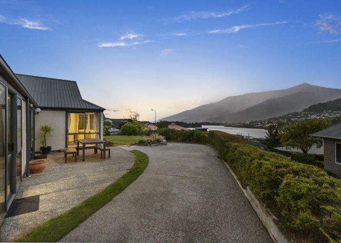  at 8 Elizabeth Place, Kelvin Heights, Queenstown