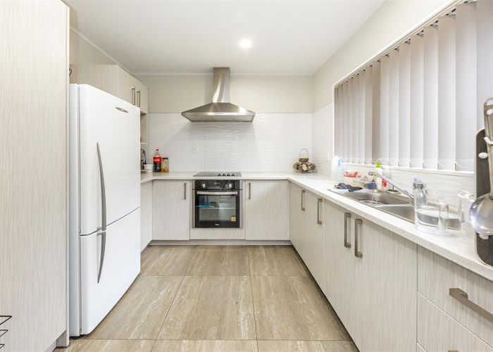  at 2/23 Lowburn Place, Clover Park, Auckland