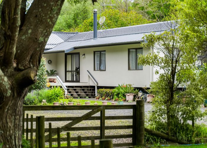  at 220 Boord Crescent, Kumeu