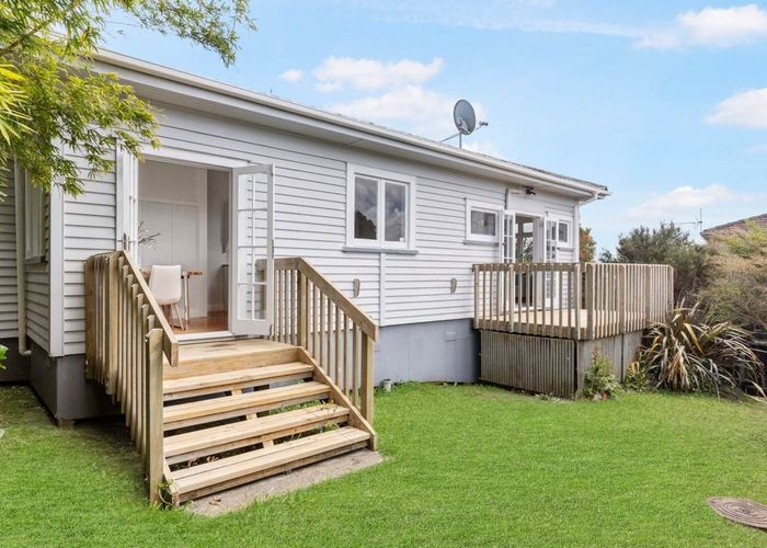  at 20 Pine Avenue, Henderson, Auckland