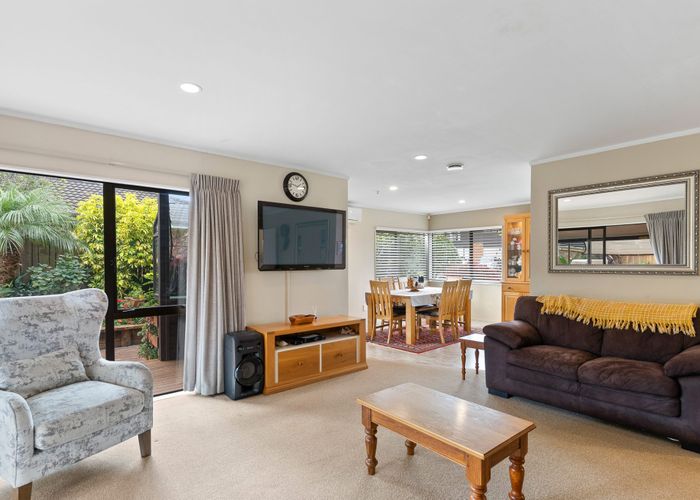  at 2 Woodview Rise, Botany Downs, Manukau City, Auckland