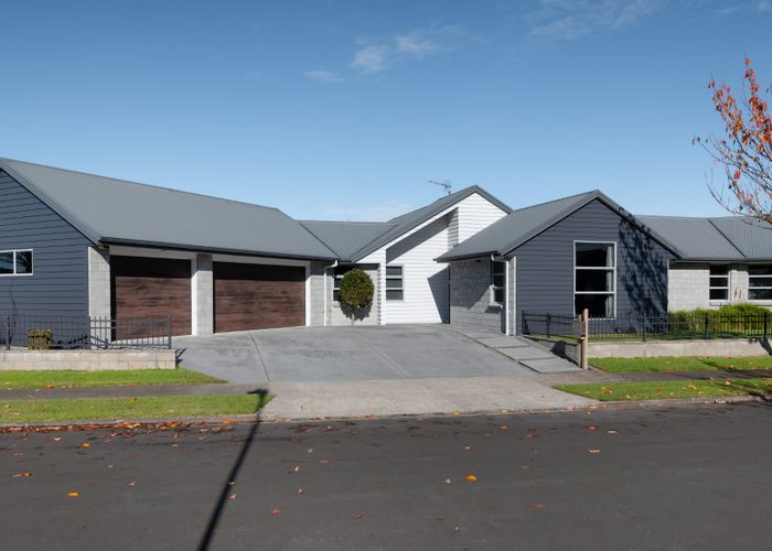  at 3 Winslow Court, Huntington, Hamilton