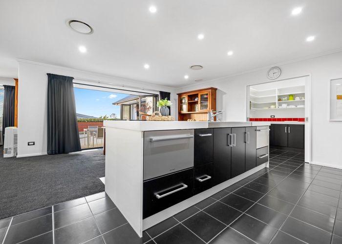  at 61 Somerton Drive, Huntington, Hamilton