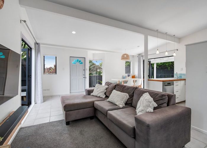  at 2/20 Tawavale Crescent, Totara Vale, North Shore City, Auckland