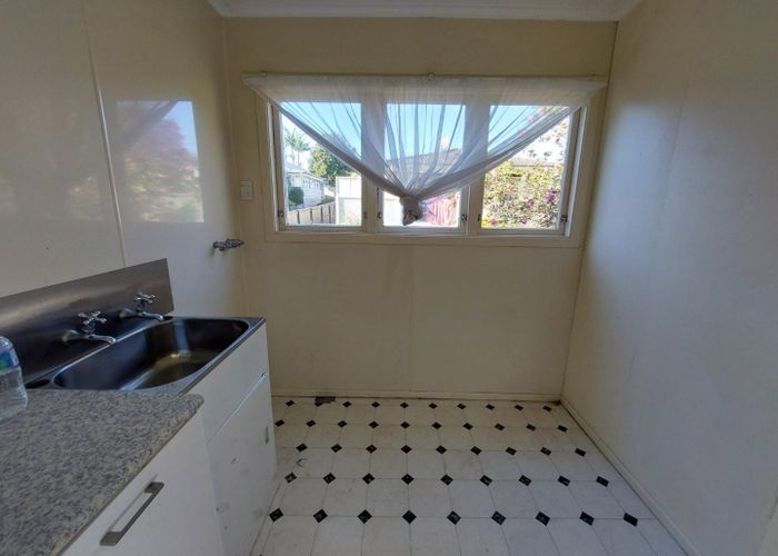  at 3 Croydon Road, New Lynn, Auckland