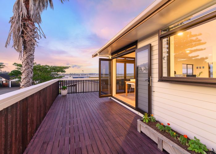  at 33 Dawnhaven Drive, Te Atatu Peninsula, Auckland
