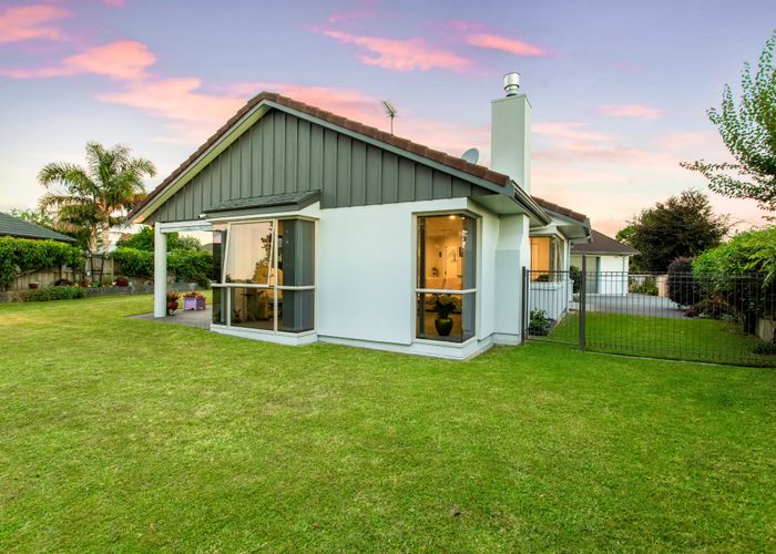  at 5 Moss Crescent, Takanini