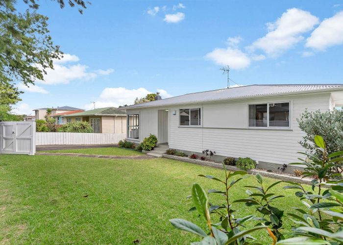  at 35 Pinedale Place, Henderson, Waitakere City, Auckland