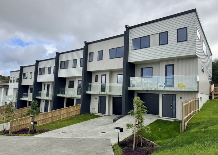  at 2/9 Rengarenga Rise, Fairview Heights, North Shore City, Auckland