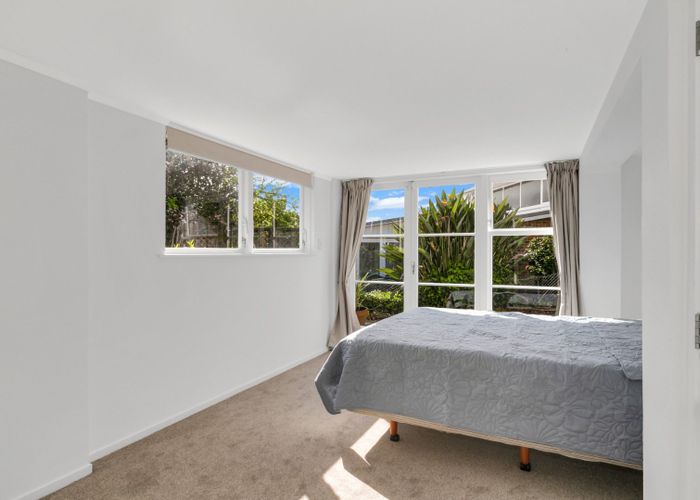  at 16 Royal View Road, Te Atatu South, Waitakere City, Auckland