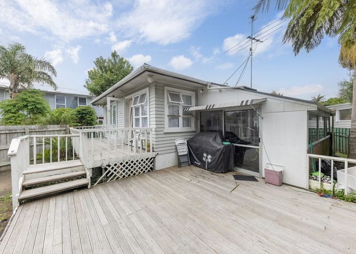  at 6 Divich Ave, Te Atatu Peninsula, Waitakere City, Auckland