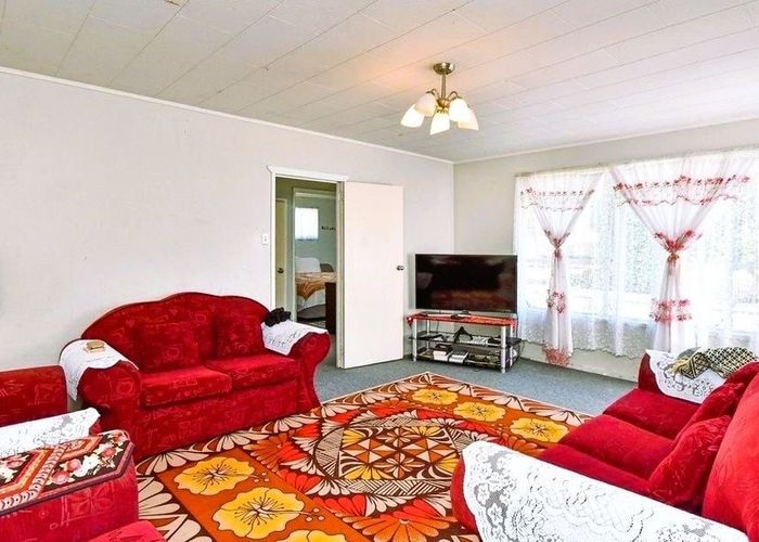  at 8 Staverton Crescent, Mangere, Auckland