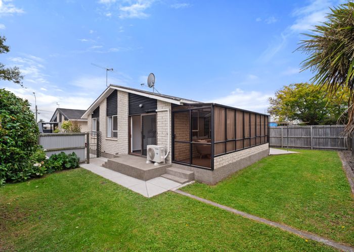 at 2/32 Prestons Road, Redwood, Christchurch