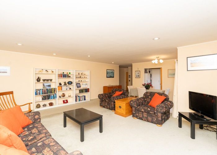  at 61 Grosvenor Gardens, Flagstaff, Hamilton