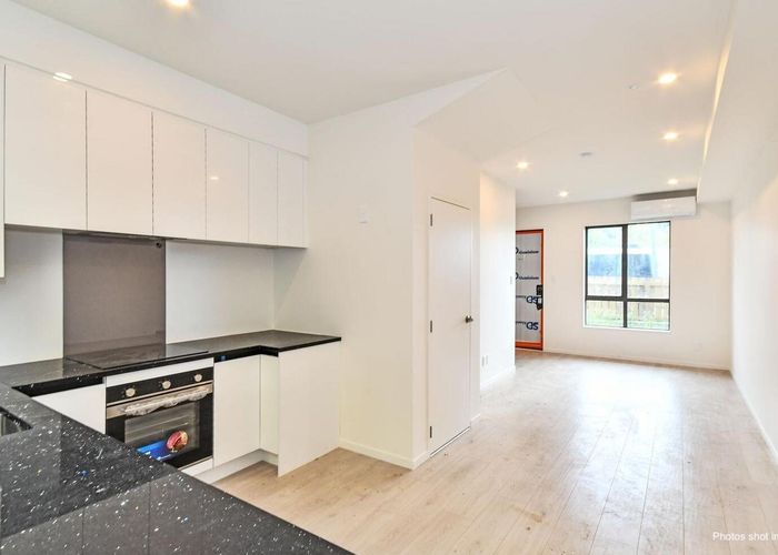  at 2/3226 Great North Road, New Lynn, Waitakere City, Auckland