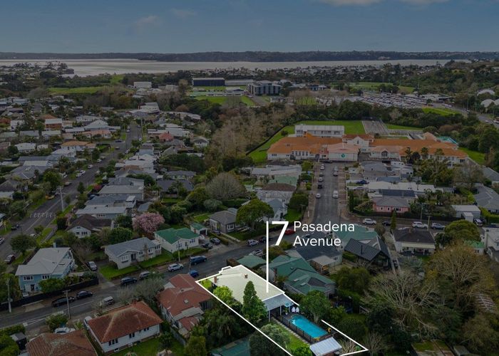  at 7 Pasadena Avenue, Point Chevalier, Auckland