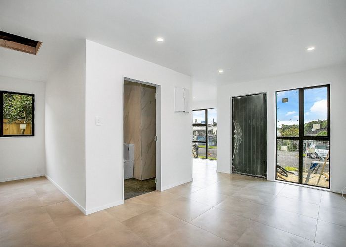  at 2/21 Montrose Street, Point Chevalier, Auckland City, Auckland